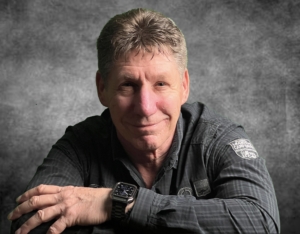 Mathias Hartwig, ein öffentlich bestellter und vereidigter Sachverständiger für das Bodenleger Handwerk sowie stellvertretender Obermeister der Landesinnung Hamburg für Parkett- und Fußbodentechnik